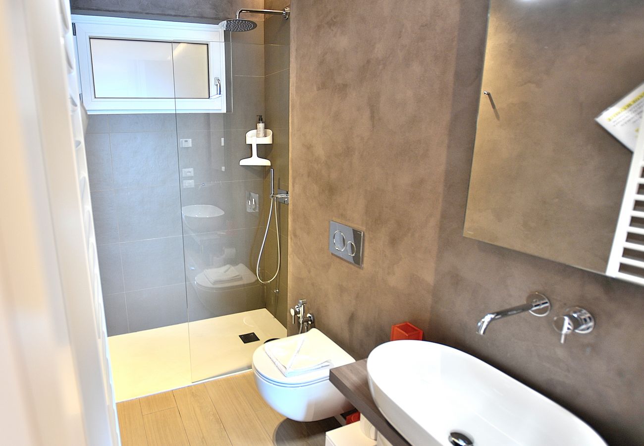 Apartment in Torri del Benaco - Leonardo Walsh Apartment With Lake View