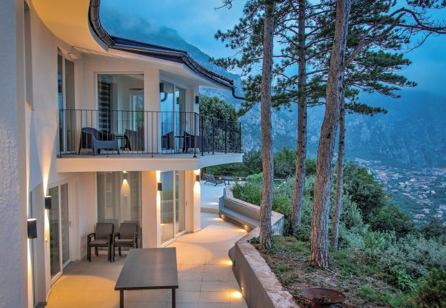 Villa in Limone sul Garda - Villa Abetaia With Pool And Lake View Villa in Limone sul Garda - Villa Abetaia With Pool And Lake View