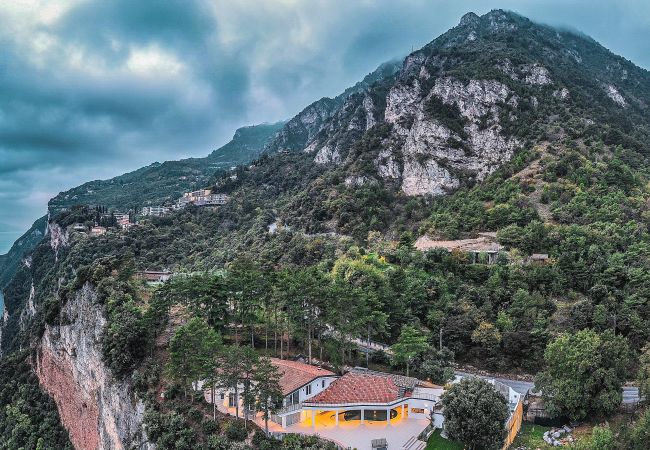 Villa in Limone sul Garda - Villa Abetaia With Pool And Lake View Villa in Limone sul Garda - Villa Abetaia With Pool And Lake View