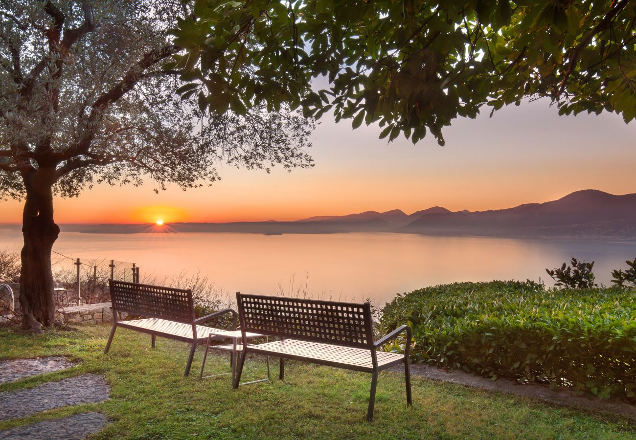 Chalet in Torri del Benaco - Villetta Blue Panorama With Private Jacuzzi