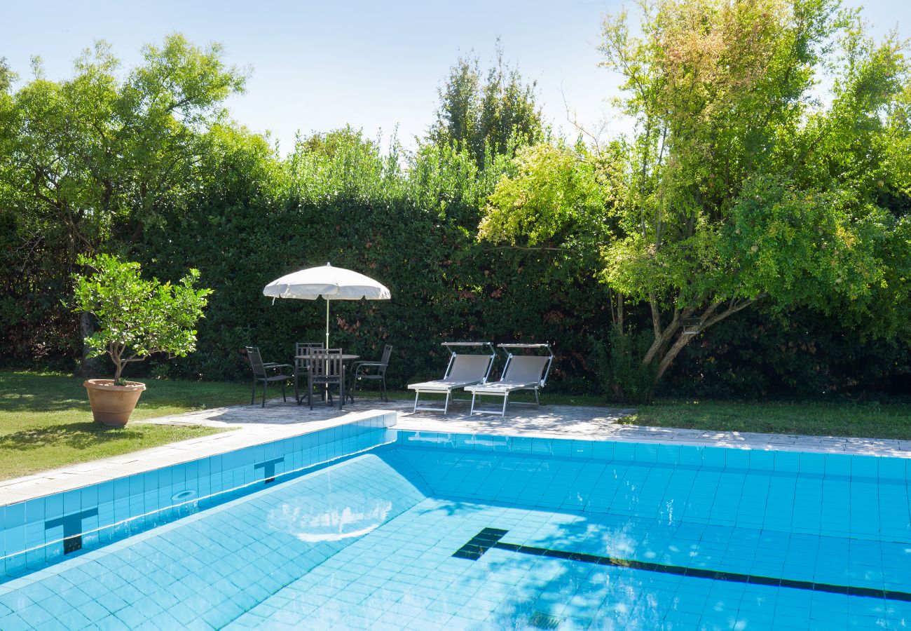 Villa in Volta Mantovana - Villa L'Oleandra with Pool up to 12 People