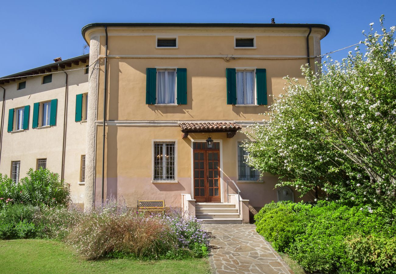 Villa in Volta Mantovana - Villa L'Oleandra with Pool up to 12 People