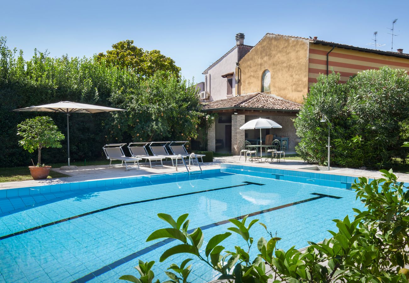 Villa in Volta Mantovana - Villa L'Oleandra with Pool up to 12 People