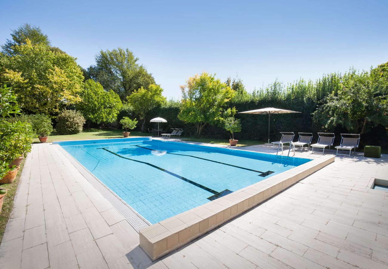 Villa in Volta Mantovana - Villa L'Oleandra with Pool up to 12 People