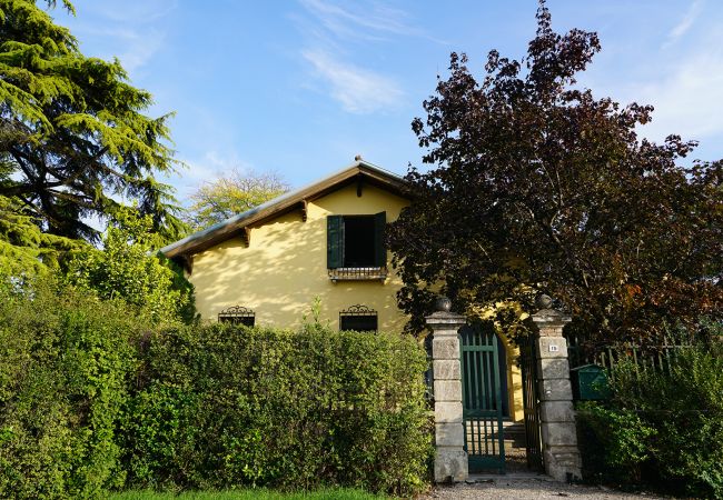 Chalet in San Pietro in Cariano - Casa Del Custode In The Heart Of Valpolicella